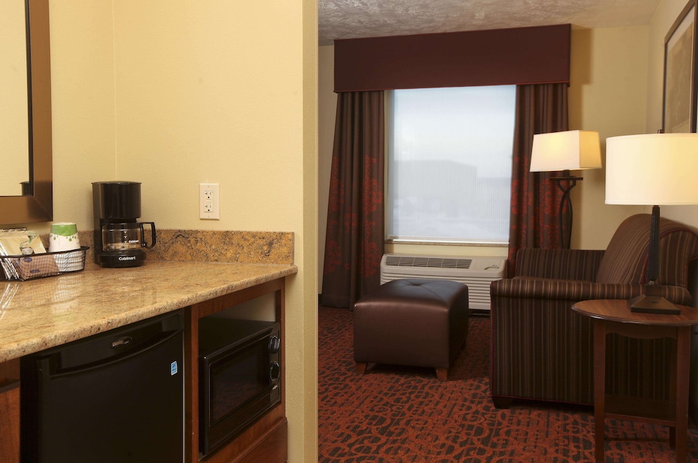 hampton inn and suites by hilton fargo medical center