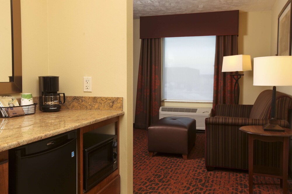hampton inn and suites by hilton fargo medical center