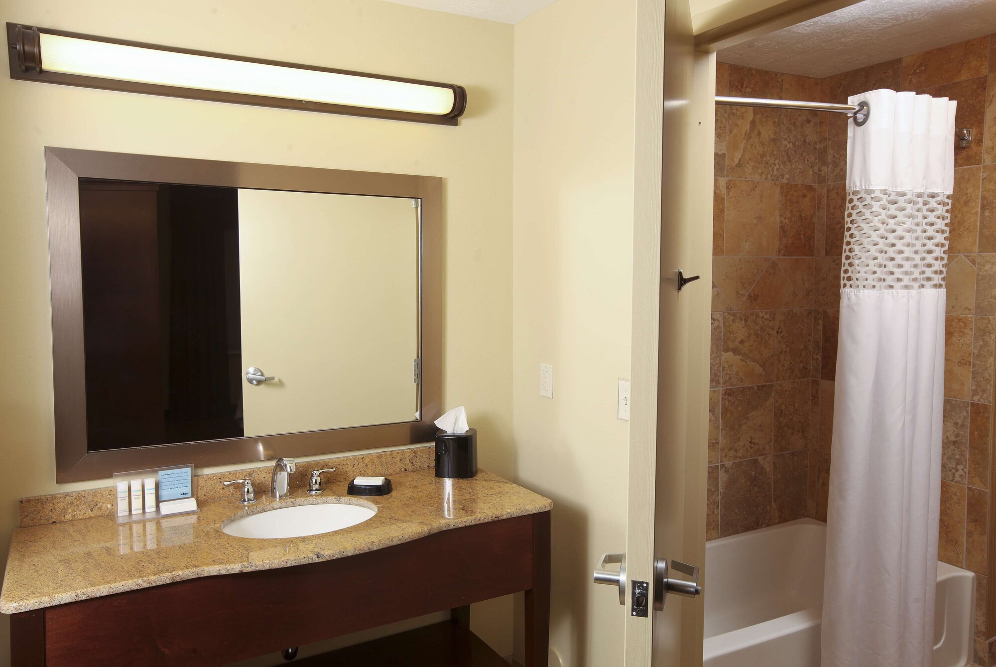 hampton inn and suites by hilton fargo medical center