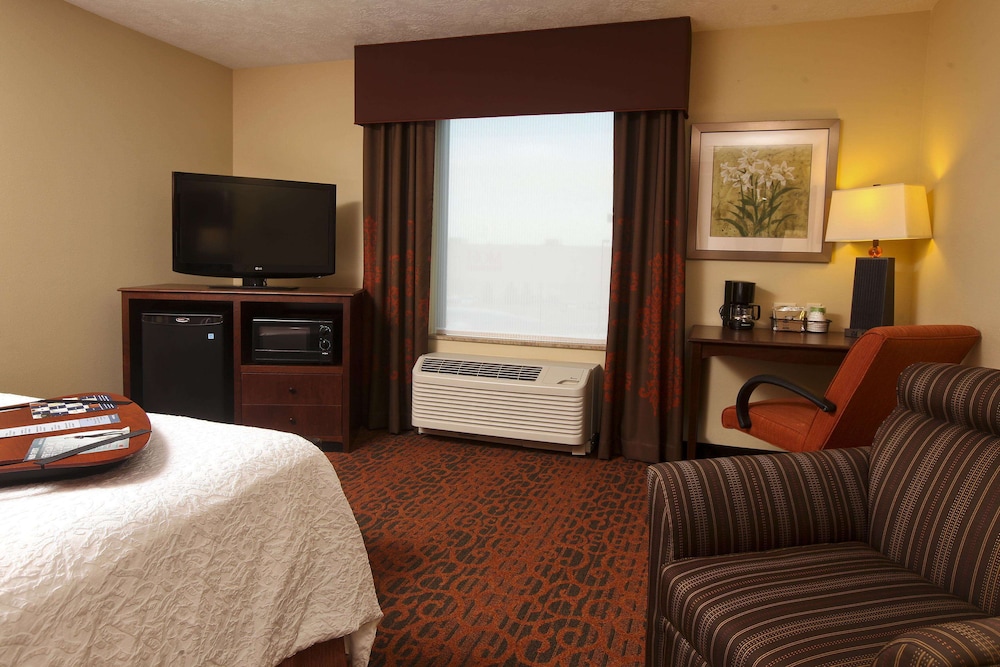 hampton inn and suites by hilton fargo medical center