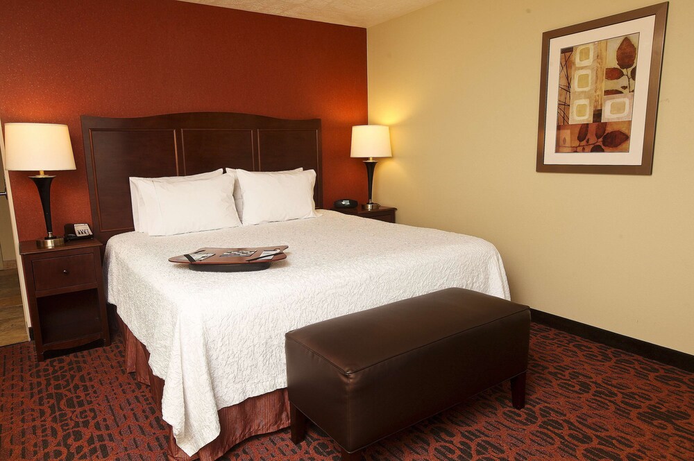 hampton inn and suites by hilton fargo medical center