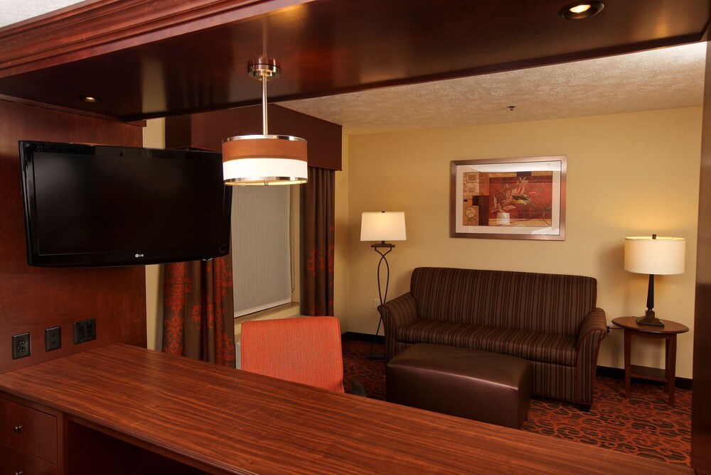 hampton inn and suites by hilton fargo medical center