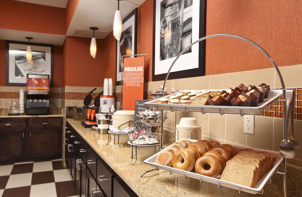 hampton inn and suites by hilton fargo medical center