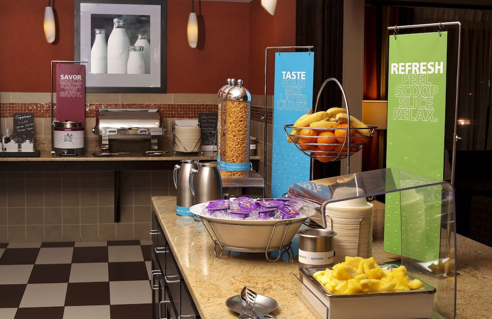 hampton inn and suites by hilton fargo medical center