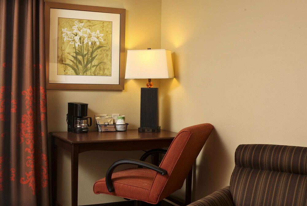 hampton inn and suites by hilton fargo medical center