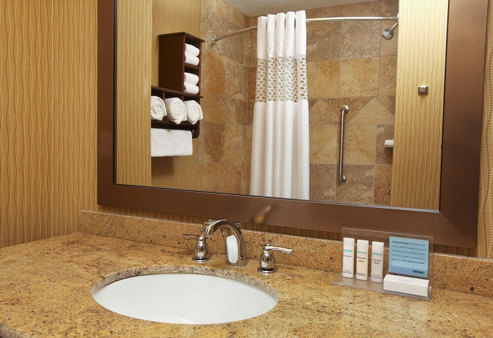 hampton inn and suites by hilton fargo medical center
