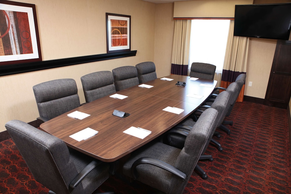 hampton inn and suites by hilton fargo medical center