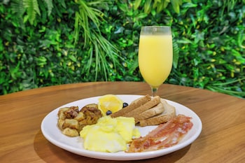 the banyan hotel fort myers tapestry collection by hilton