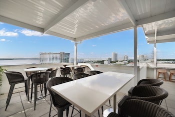 the banyan hotel fort myers tapestry collection by hilton