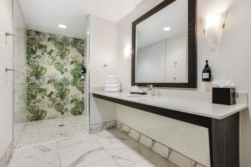 the banyan hotel fort myers tapestry collection by hilton