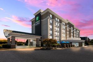 holiday inn express hampton coliseum central by ihg