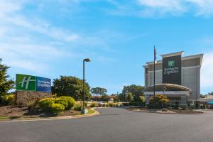 holiday inn express hampton coliseum central by ihg