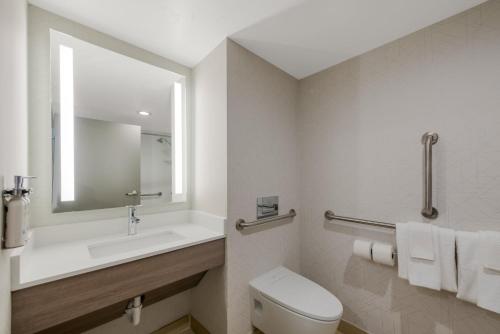 holiday inn express hampton coliseum central by ihg