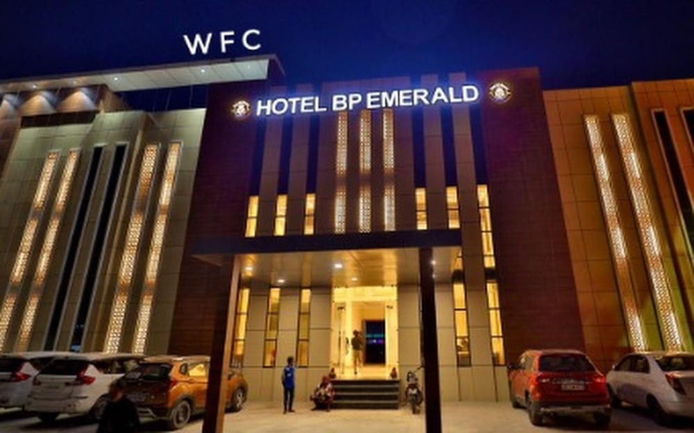 hotel b p emerald