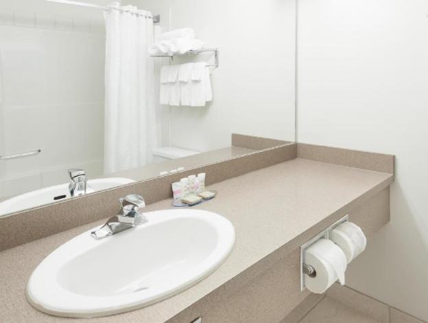 super 8 by wyndham high river ab