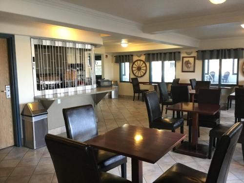 super 8 by wyndham high river ab