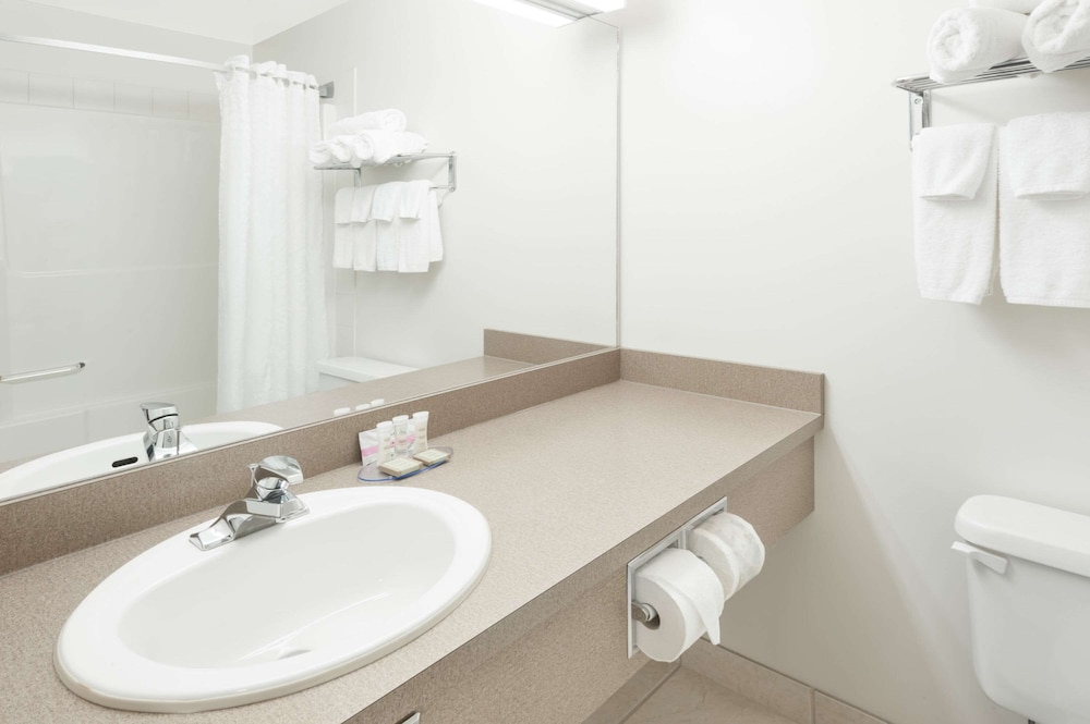 super 8 by wyndham high river ab