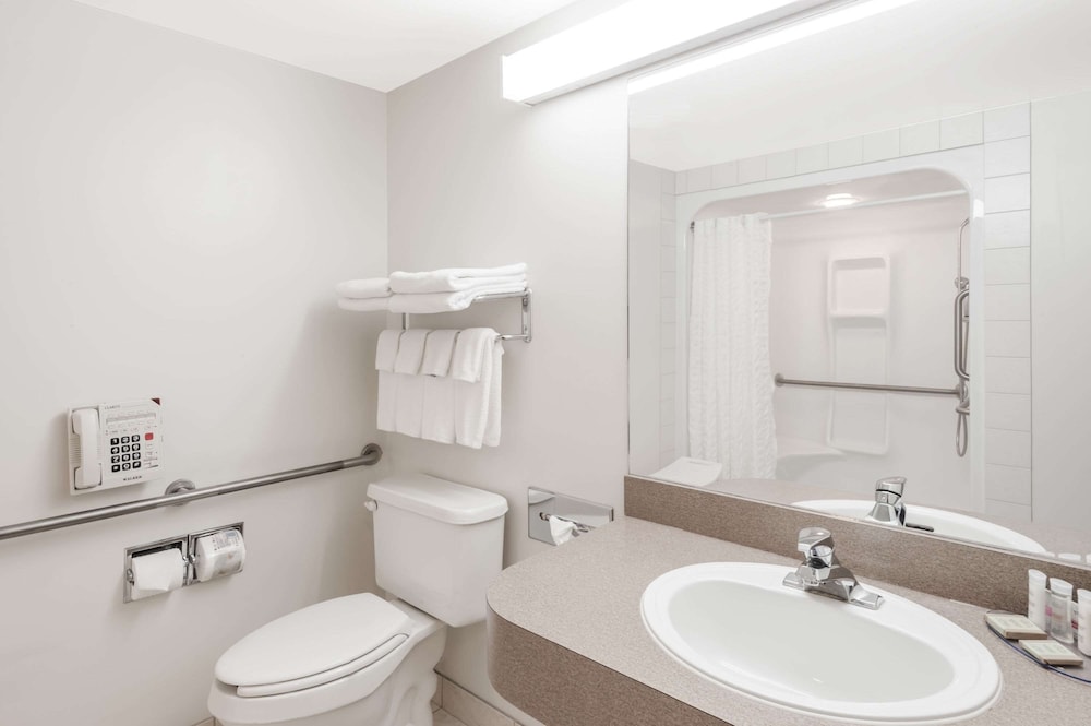 super 8 by wyndham high river ab