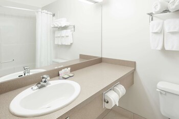 super 8 by wyndham high river ab