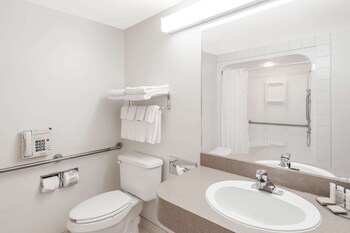 super 8 by wyndham high river ab