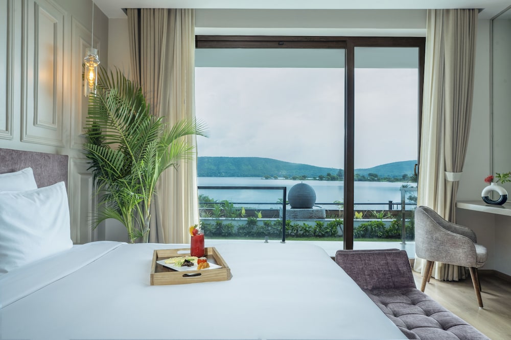 zana lake resort udaipur