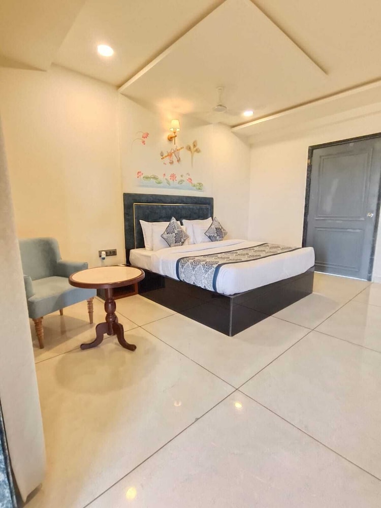 traavista aravali mahal