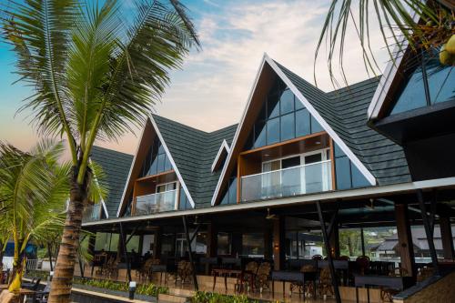 palm tree heritage beach resort