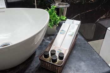 amadi beach front resort