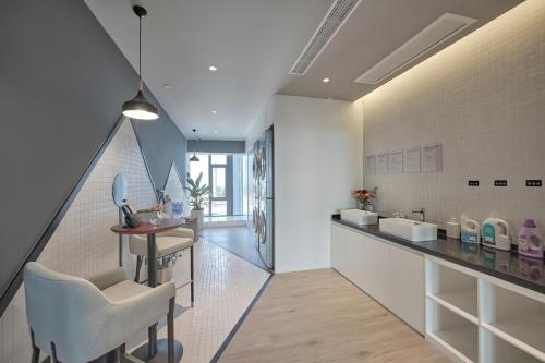 atour hotel taixing municipal government gulou new world