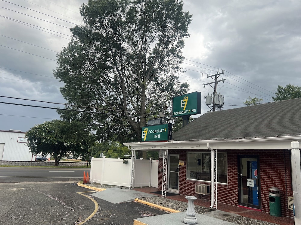 economy 7 inn hampton