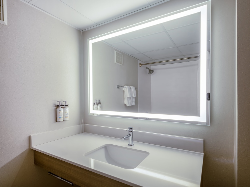 holiday inn express and suites greensboro i 40 wendover by ihg