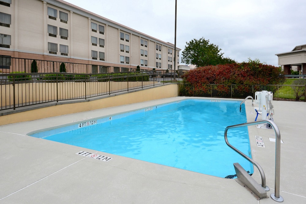 holiday inn express and suites greensboro i 40 wendover by ihg