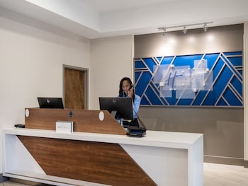 Holiday Inn Express & Suites Greensboro-(I-40 Wendover) By Ihg,Greensboro>>Charlotte,3 star