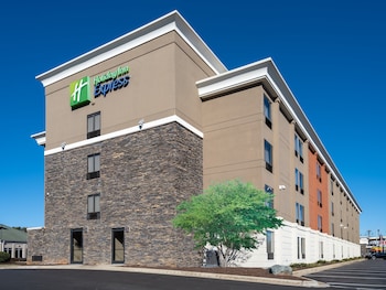Holiday Inn Express & Suites Greensboro-(I-40 Wendover) By Ihg,Greensboro>>Charlotte,3 star