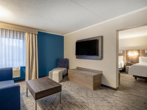 holiday inn express and suites greensboro i 40 wendover by ihg