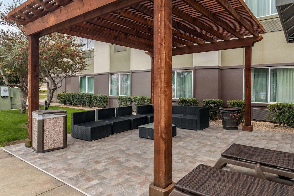 comfort suites the colony plano west