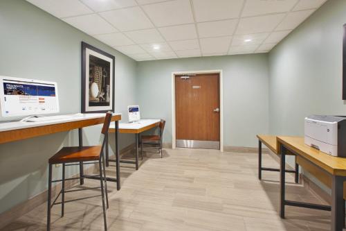 holiday inn express tiffin by ihg