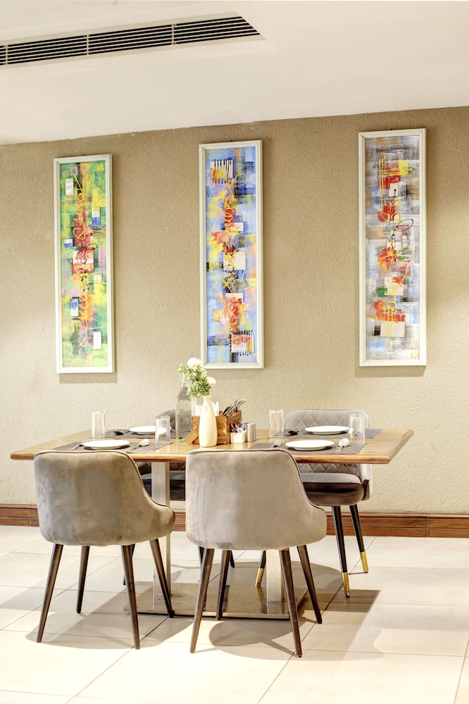 saltstayz le icon cyber hub