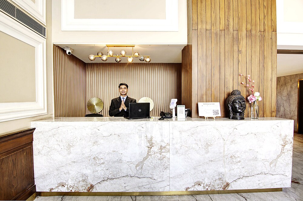 saltstayz le icon cyber hub