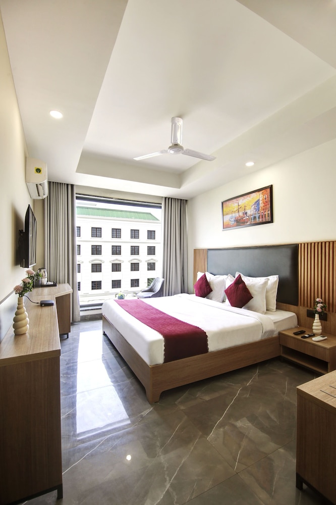 saltstayz le icon cyber hub