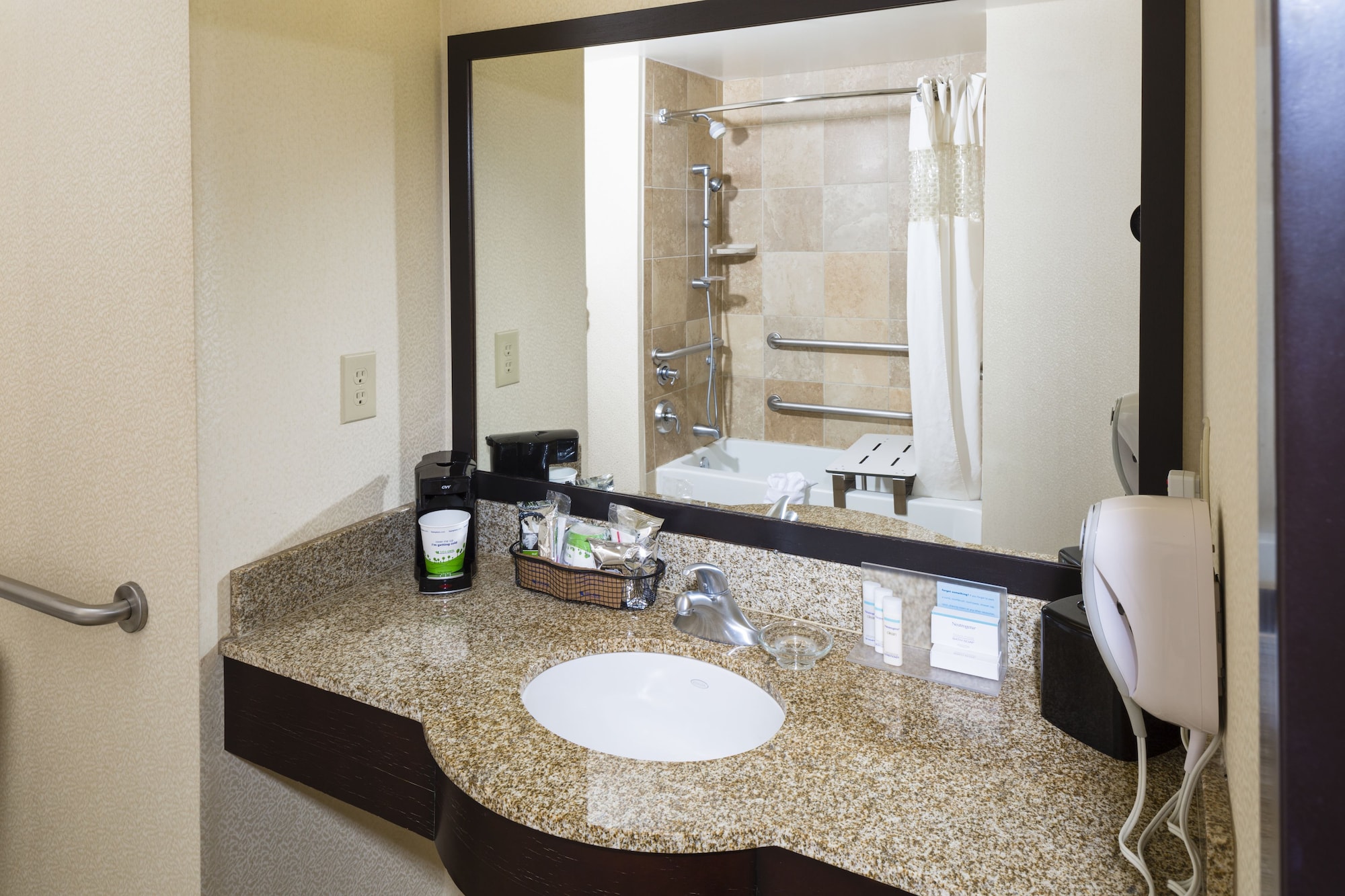 hampton inn and suites las vegas south