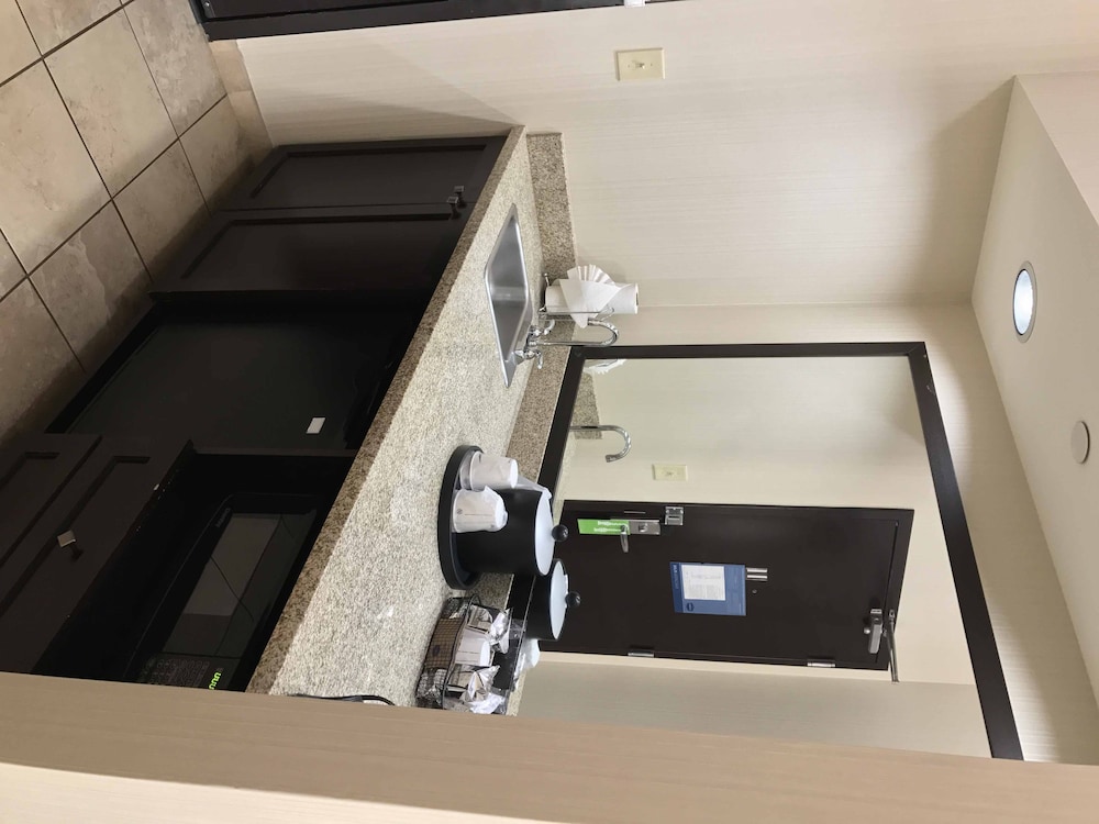 hampton inn and suites las vegas south