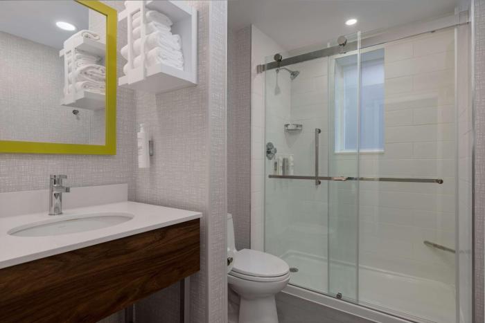 hampton inn and suites by hilton toronto downtown