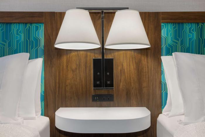 hampton inn and suites by hilton toronto downtown