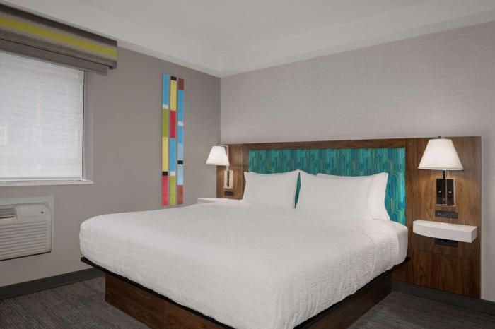 hampton inn and suites by hilton toronto downtown