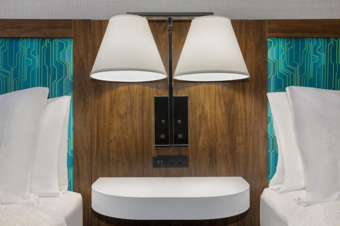 hampton inn and suites by hilton toronto downtown