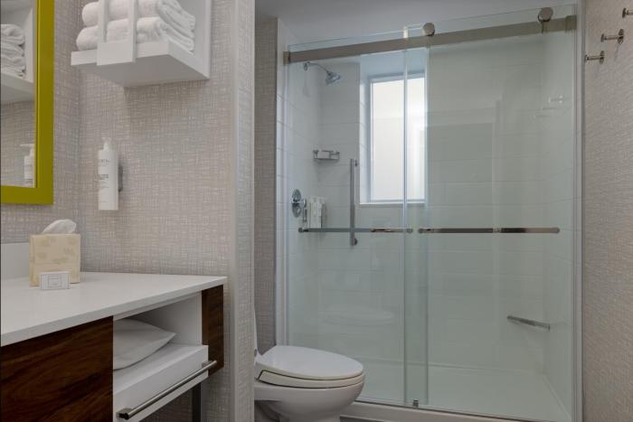 hampton inn and suites by hilton toronto downtown