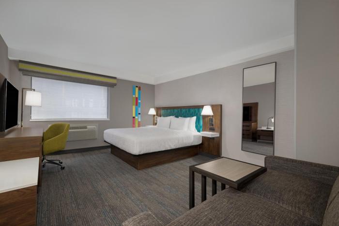 hampton inn and suites by hilton toronto downtown