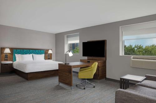hampton inn and suites by hilton toronto downtown