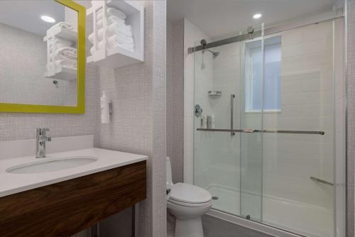 hampton inn and suites by hilton toronto downtown